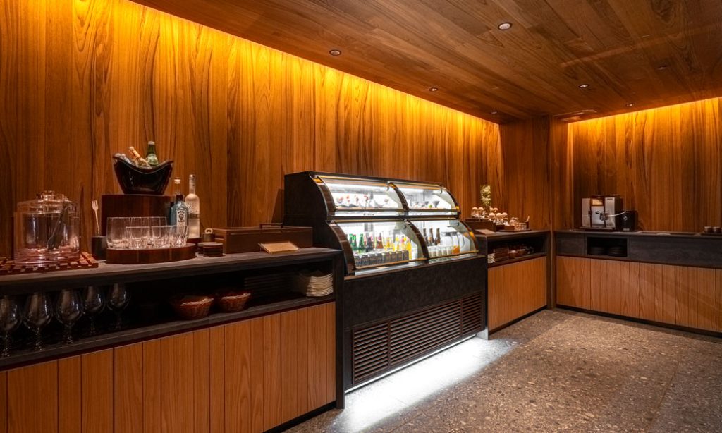 게스트 라운지 : 커피 향이 잘 나는 프렌치 프레스가 손님의 릴랙스 타임을 우아하게 꾸미어 드립니다.