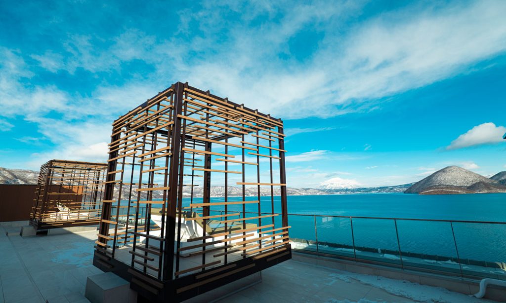 루프탑 테라스 : 봄부터 가을까지는 도야호 인기 이벤트인 롱런 불꽃놀이 축제를 가까이에서 구경하실 수 있는 공간이 됩니다. (롱런 불꽃놀이 축제는 4월 하순부터 10월 말까지 개최됩니다.) 겨울에는 한폭의 풍경화 같은 도야호의 설경과 눈덮인 요테이산을 감상하실 수 있는 공간이 됩니다. [영업시간]8:00-11:00 / 15:00-22:00