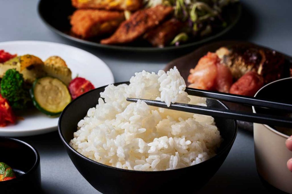 직접 매입한 홋카이도산 ‘나나츠보시’가 더욱 맛있어지는 밥 반찬도 풍부하다.