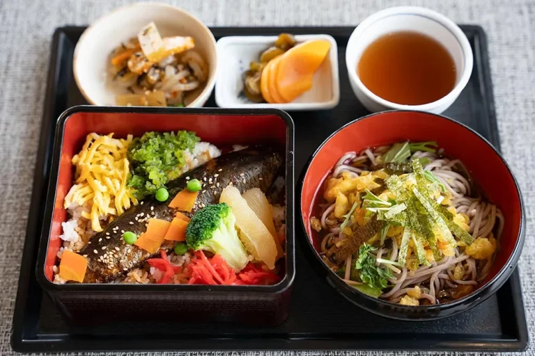 레스토랑 쓰바나칸     청어 오야코동 고젠(청어 살과 알 덮밥 세트)