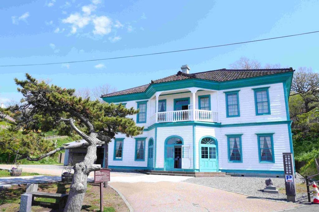 옛 히야마 니시군 군청 / 현 에사시 향토자료관：이 직역의 자연, 고고, 역사, 민속에 대한 전시물을 볼 수 있습니다. 건물 자체가 홋카이도 유형문화재에 등재돼 있습니다. 벽과 천장에 화려하게 꾸며진 장식도 잘 복원돼 눈이 즐겁습니다.