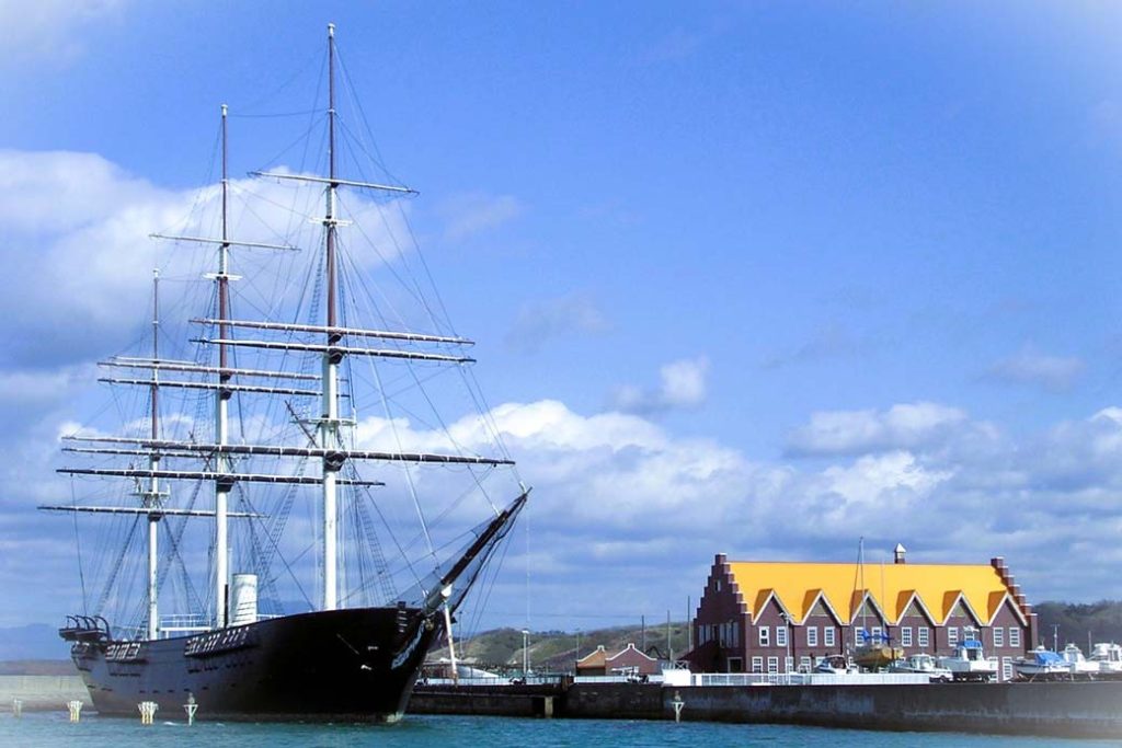 카이요마루 기념관：에도막부(江戶幕府)말기에 활약한 군함. 메이지(明治)시대가 시작된 1868년에 에사시 앞바다에서 침몰한 이 군함을 설계도에 따라 복원해서 전시하고 있습니다. 군함 안에 들어가면 3000개나 되는 인양된 유물들을 직접 보면서 역사를 느낄 수 있습니다.