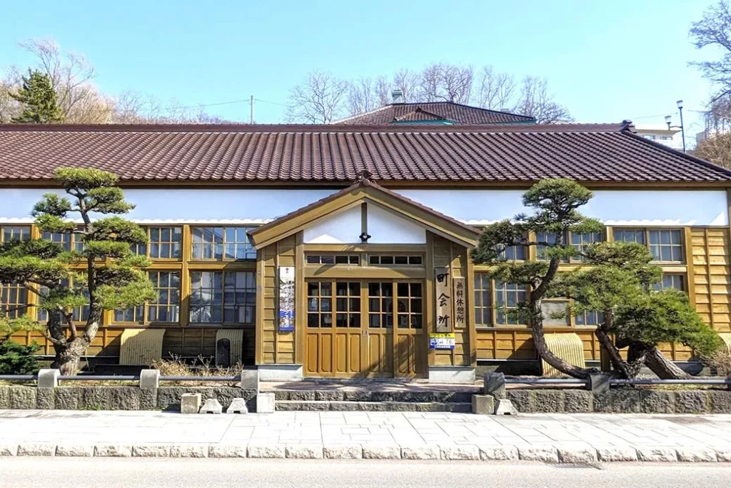 에사시 마치카이쇼 회관（일본유산 가이던스）: 에사시의 일본유산에 관한 이야기에 처음으로 접해 보시는 분께서는 먼저 일본유산 가이던스 시설에 가시는 것이 좋습니다. 청어잡이와 청어 교역으로 번성했던 에사시의 역사를 아실 수 있습니다.