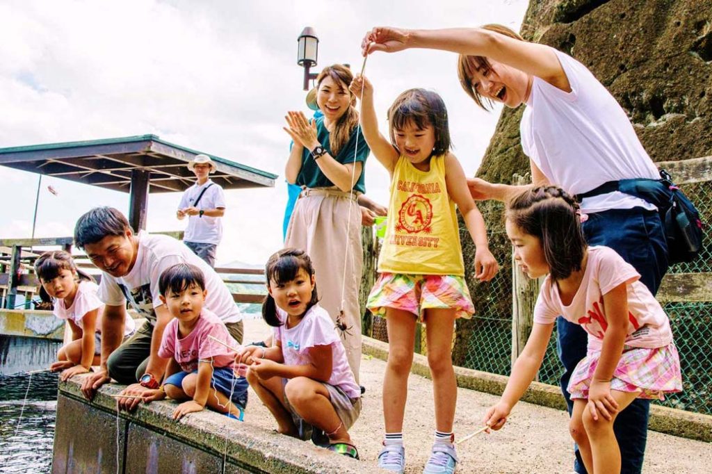 가모메지마 섬 아래 바닷가에서 게 낚시에 도전