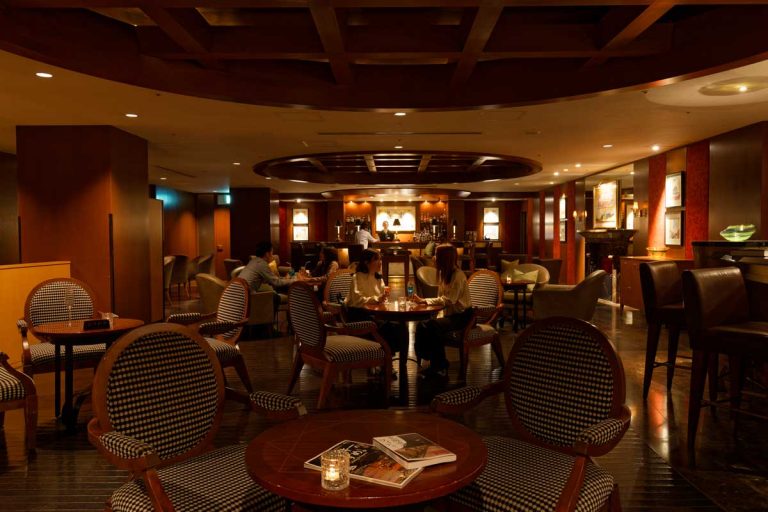호화 여객선의 객실을 방불케 하는 시사이드 바 '마리나바 & 레스토랑'. 숙박자 전용 라운지도 병설되어 있습니다.