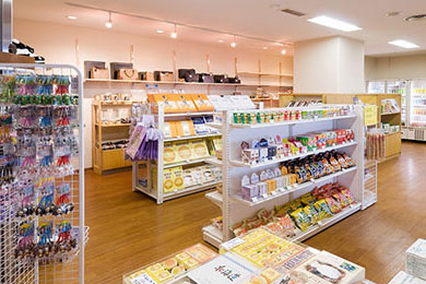 매점 주변 공예품, 식품을 다양하게 판매합니다.