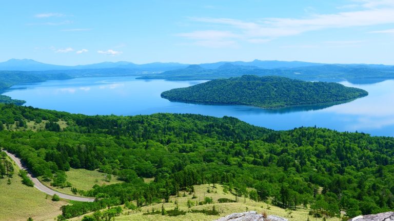 일본에서 가장 큰 칼데라호면적 약 79k㎡, 도쿄 야마노테선이 다 들어가는 정도의 크기.
