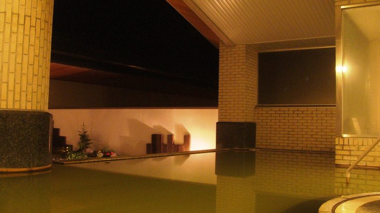 지하 1000m에서 용출하는 굿샤로온천을 즐길 수 있습니다.