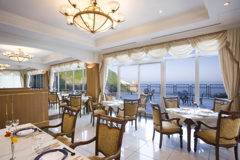 neuschloss_restaurant1.jpg