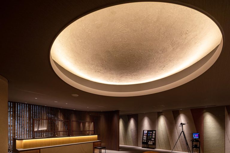 부드러운 달빛이 감싸는 로비와 프런트