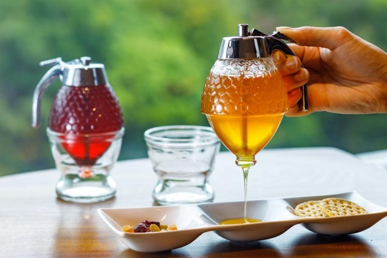 라운지에서 실시되는 서비스 꿀 뷔페