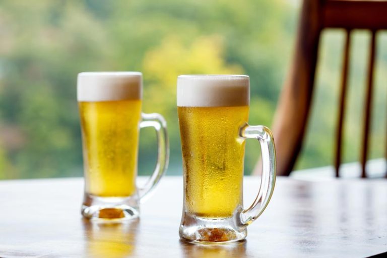 라운지에서 실시되는 서비스 온천욕 후의 맥주